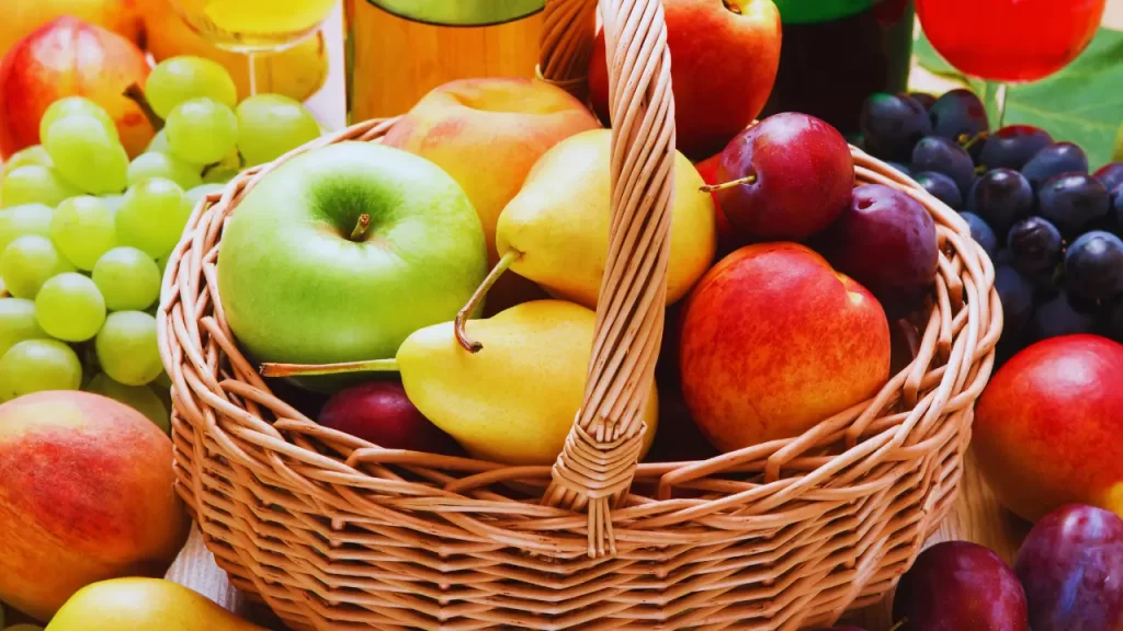 Cestos rústicos com frutas